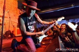Carvin Jones sólo fue él, "uno de los mejores guitarristas de la historia" (Fotos interior)