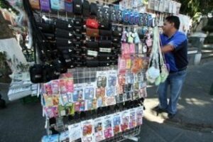 Apymeal exige al Ayuntamiento la eliminación de los puestos ambulantes que no cumplan con las exigencias legales