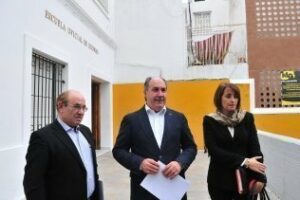El alcalde visita la escuela oficial de idiomas