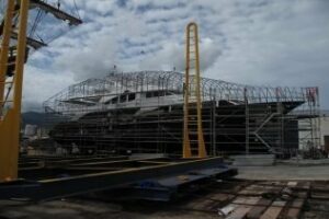 El Varadero El Rodeo" acoge la minuciosa reparación de un megayate de lujo