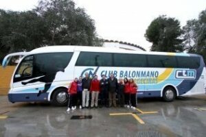 El Club Balonmano Algeciras ya tiene autobús con sus colores