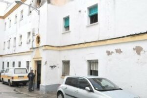 Urbanismo apuntala el bloque de viviendas de la calle Mediterráneo