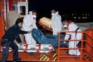 Hallan el cadáver de un varón de raza negra en la zona donde naufragó la patera