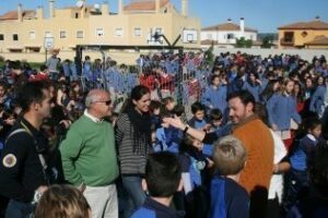 Ros supervisa el simulacro de incendio en el colegio Los Pinos