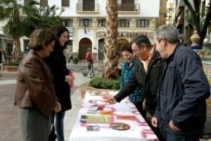 Las delegadas municipales visitan la mesa informativa de la asociación Al-Andalus"