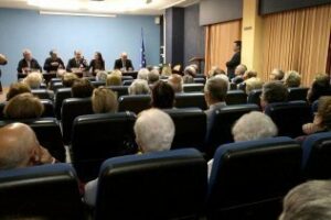 Landaluce diserta con los mayores sobre su "Algeciras capital"