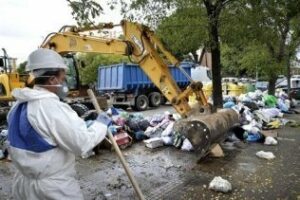 Los jerezanos ya cansados, vuelcan e incendian contenedores por la huelga de basura