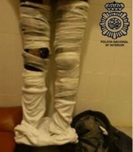 Detenido un ciudadano marroquí que ocultaba 256 bellotas de hachís al estilo 'momia'