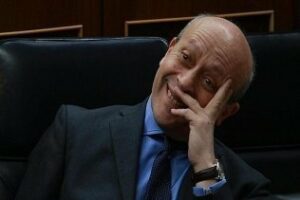 Marcha atrás, por: Ángel Luis Jiménez