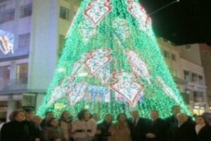 El tradicional alumbrado navideño ya luce en las calles de la ciudad