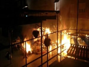 Un incendio presuntamente provocado reduce a cenizas parte del mercadillo navideño del centro