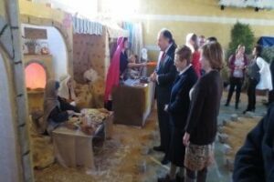 El alcalde visita el belén viviente del colegio Nuestra Señora de los Milagros
