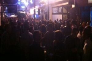 Miles de algecireños salen a la calle para celebrar anticipadamente la Nochebuena