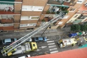 Los bomberos extinguen un incendio en altura en la Fuentenueva