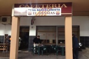 La peña furbolística "El Mesias" invita a una cerveza a todo aquel que pase con una prenda del FC Barcelona