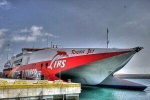 El temporal de levante obliga a cerrar a la navegación el puerto de Tarifa