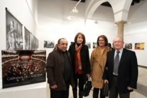 El fotografo kiki expone su particular vision del carnaval en el edificio jose luis cano