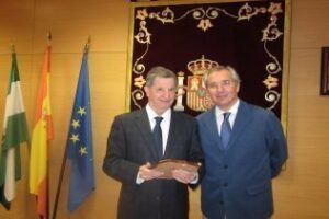 El capitán marítimo en Algeciras, Alfonso Marquina, se despide del subdelegado del Gobierno