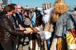 El tradicional arrastre de latas alerta de la inminente llegada de los Reyes Magos (FOTOS)