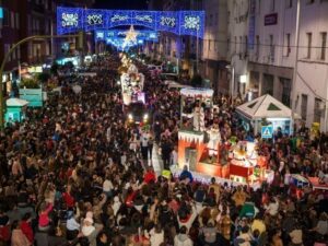 La cabalgata de los Reyes Magos recorre las calles de Algeciras abarrotadas por miles de personas