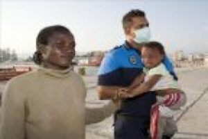 En prisión dos acusados de pilotar una patera con 32 inmigrantes, entre ellos 4 bebés y una embarazada