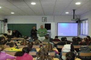 Escolares de Algeciras contactan con media España gracias a radioaficionados