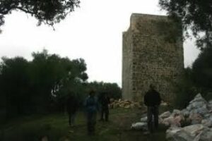 Tres detenidos por robar la barandilla de un puente en el "Monte de la Torre"