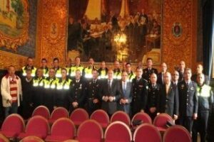 La Corporación Municipal reconoce la labor de los policías locales que han cumplido treinta años de servicio