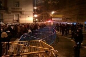 Cientos de ciudadanos rodean la sede del PP en Génova contra la corrupción