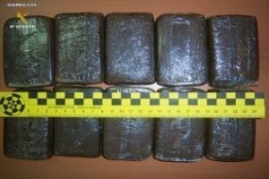 La Guardia Civil detiene a dos personas con 990 gramos de hachís en el interior del vehículo