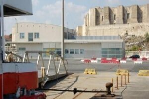 Detenido por intentar cruzar la frontera en Tarifa con un inmigrante oculto en su vehículo