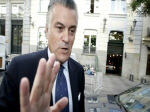 Reciben a Bárcenas con gritos de "¡Chorizo, ladrón!" al llegar a la Fiscalía