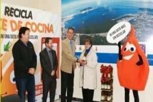 Se ha hecho entrega de los 50 litros de aceite del concurso "Ni una gota más sin reciclar"