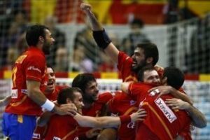 España busca esta tarde la final en su "mundial"