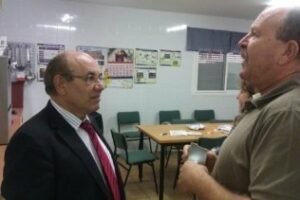 Bernabé Ramírez explicó a Cristina Saucedo los detalles del proyecto que propone para el colegio Miguel Hernández