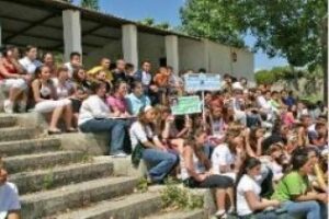 Las alumnas del IES Palomas elaboran un manifiesto contra la violencia de género de India