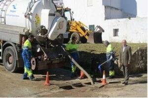 El Ayuntamiento acomete trabajos de mejora y desbroce en un solar de la calle Arcos