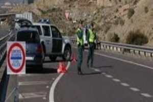 La Guardia Civil detiene al conductor de un vehículo que viajaba con cuatro inmigrantes irregulares