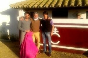 El alumno de la EMTA Jesús Nieto participa en un tentadero con los maestros Espartaco y Salvador Vega