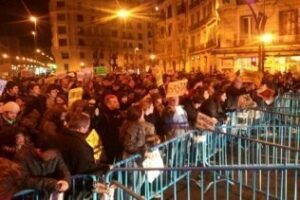 Al grito de "ladrones" y "dimisión", miles de personas marchan por las calles de Madrid