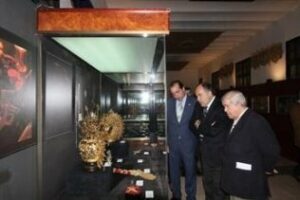 El alcalde inaugura en la sala José Román" la exposición de Arte Sacro