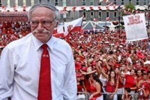 El colectivo de trabajadores españoles en Gibraltar ha pedido "disculpas públicas" a Joe Bossano