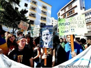 Los estudiantes toman las calles de Algeciras contra la corrupción y de luto por la educación