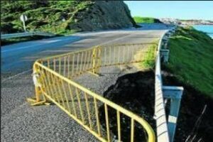 El Ayto. recibe la autorización de la Junta para reparar el talud de la carretera del faro