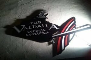 Nuevos locales: Tetería temática mediaval por el día, Heavy Metal por la noche