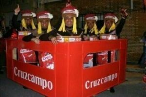 La alegría del carnaval llena las calles de Cádiz, citas, historia e historias....