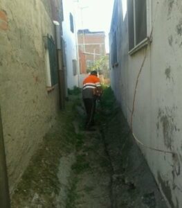 Vecinos del Embarcadero mantienen límpio el colector ante la dejadez e Emalgesa
