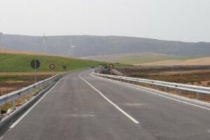 Fallece un hombre al salirse de la vía su vehículo en la A-2227, en Tarifa, y caer a un arroyo