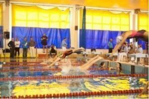 Más de 400 nadadores se reúnen en la piscina municipal en el XIX Trofeo Día de Andalucía"