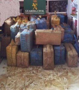 Guardia Civil interviene 1,5 toneladas de hachís de una barca motora en la costa de Algeciras